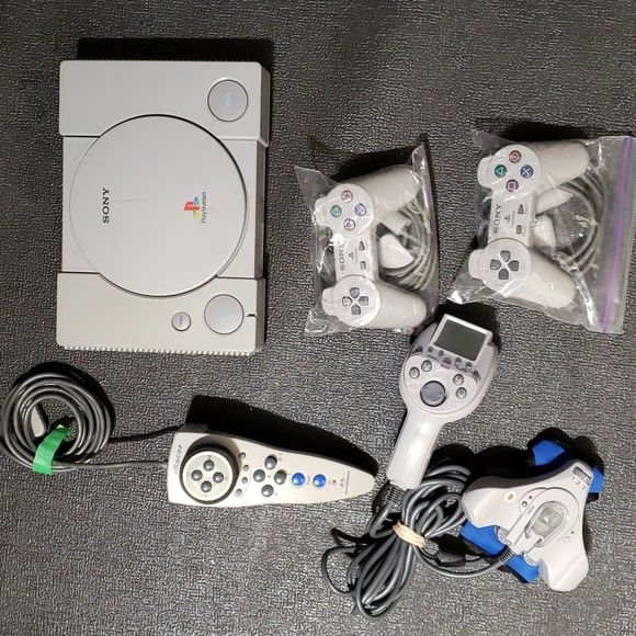 Playstation 1 with 2 rare controllers + 2 regular controllers - Picture 1 of 4